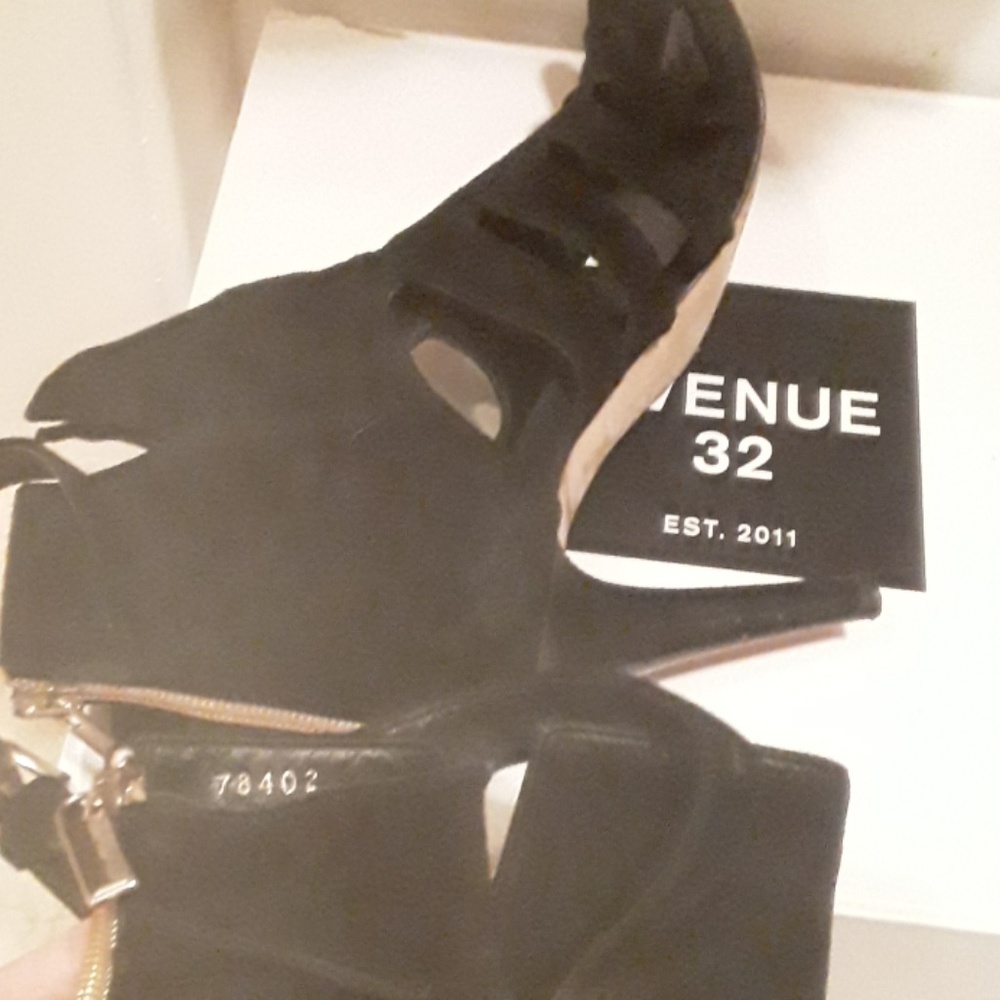 Heels - Picture 4 of 7